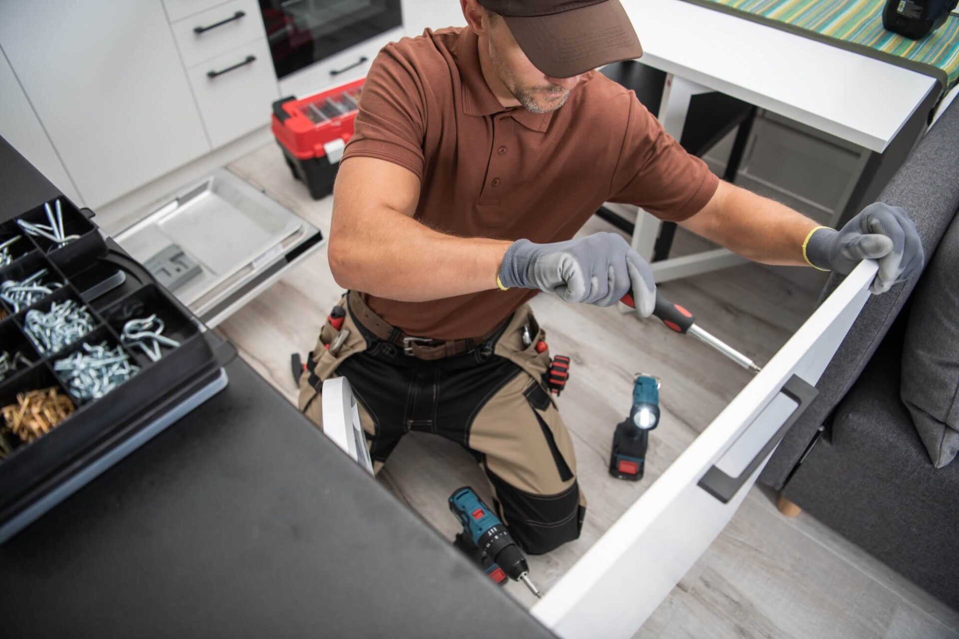 Handtagsmontering i köksrenovering Sävsjö